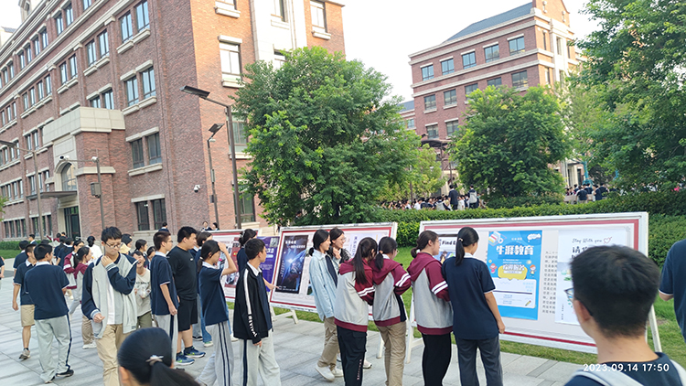 圖片16：同學(xué)們駐足觀看校本課程宣傳海報.jpg