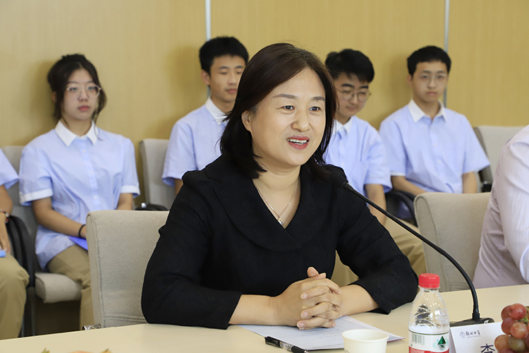 圖片2：鄭州中學(xué)黨委委員、校長李蘭致辭.JPG