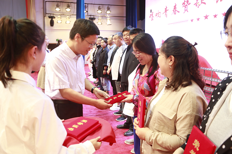圖片14：張迎賓主任家長志愿者頒獎.JPG