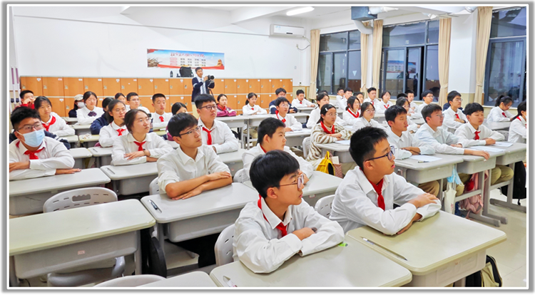 圖片2八年級學(xué)生認(rèn)真聆聽“我家的人世間故事”.png