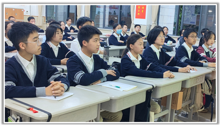圖片4：班干部團(tuán)隊擔(dān)任評委現(xiàn)場觀看打分.png