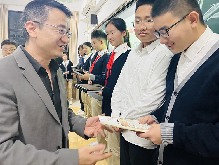圖片13：家長為最美家風(fēng)少年頒獎.jpg