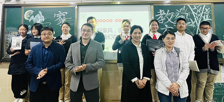 圖14：家長評委與選手合影留念.jpg