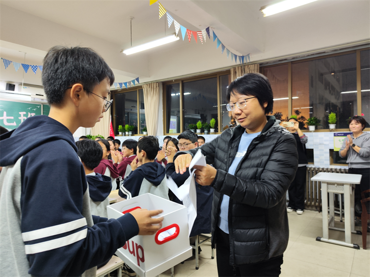 圖片6：評(píng)委抽簽選取展示小組.png
