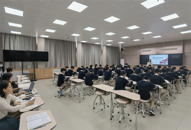 圖片1.語文“同課異構(gòu)”活動(dòng)現(xiàn)場(chǎng)，初中部語文組教師時(shí)洋洋在授課.jpg