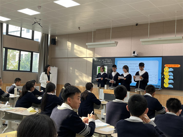 圖片8.八一校區(qū)英語組教師馮瑞靜引導(dǎo)學(xué)生積極思考、主動(dòng)表達(dá).jpg