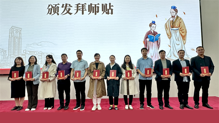 圖三：學(xué)生發(fā)展與服務(wù)中心殷成斌主任為導(dǎo)師頒發(fā)拜師貼.jpg