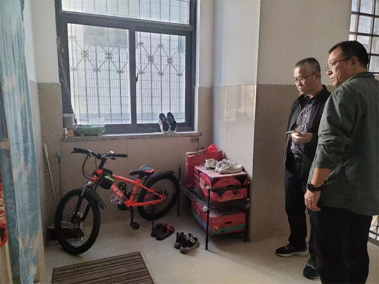 圖片4張謙主任、秦立新主任檢查后勤宿舍.png