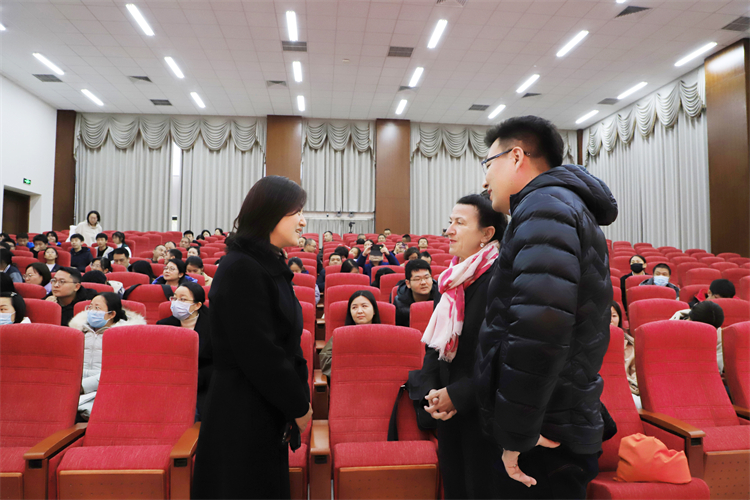 圖片1：鄭州中學(xué)校長(zhǎng)李蘭與慕尼黑大學(xué)德語中心院長(zhǎng)Moll親切交流.JPG