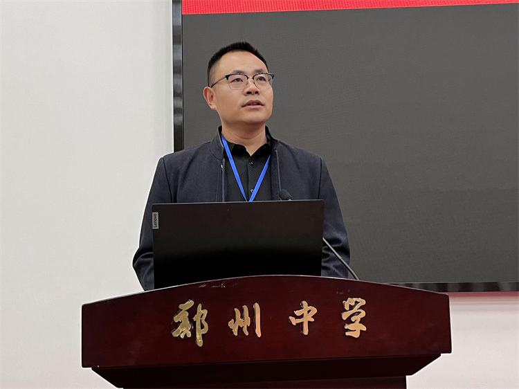 圖2：學(xué)生發(fā)展與服務(wù)中心殷成斌主任宣布大會開幕.jpg
