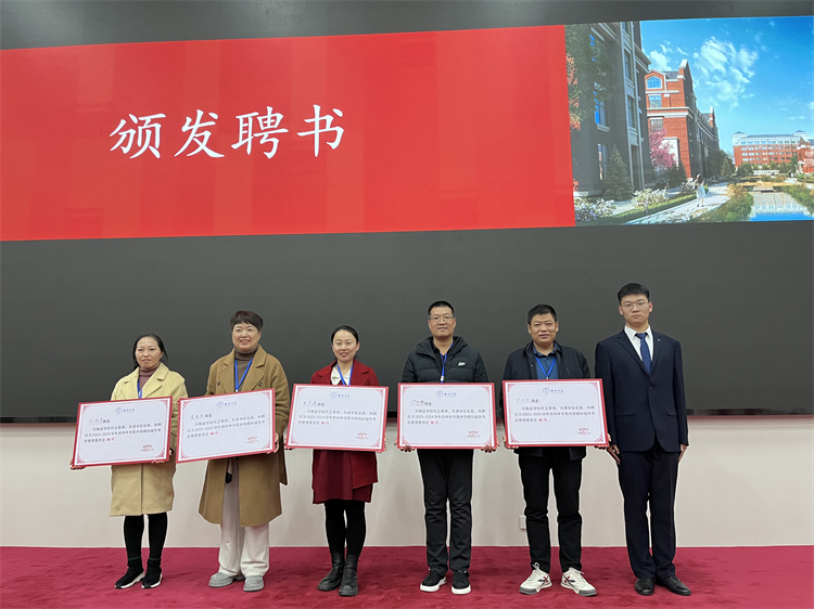 圖11：新當(dāng)選市長為五位顧問頒發(fā)聘書.jpg