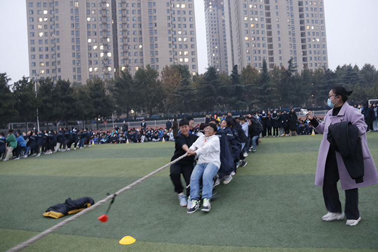 圖片10 為冠軍班級(jí)吶喊助威.JPG