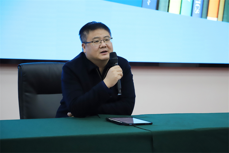 圖片3：鄭州中學(xué)黨委委員、副校長(zhǎng)田玉寶作總結(jié)發(fā)言.JPG