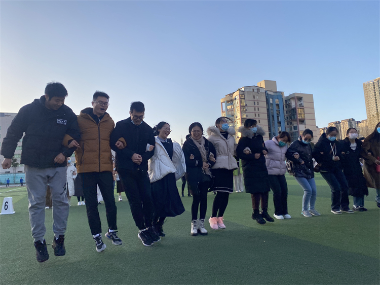 圖片2：手拉手、反口令，在運(yùn)動(dòng)中放松身心、體驗(yàn)快樂 .jpg