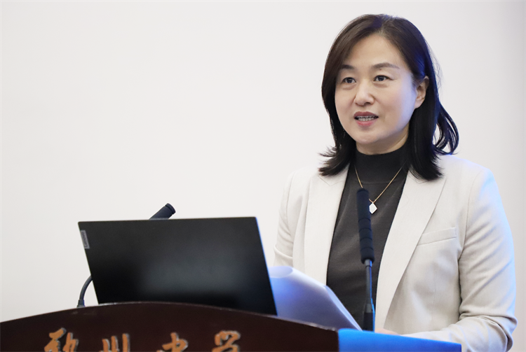 圖片1.0：鄭州中學黨委委員、校長李蘭主持會議.png