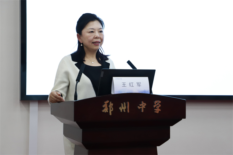 圖片7：中國教育國際交流協(xié)會中學分會副秘書長王紅軍博士作報告.JPG