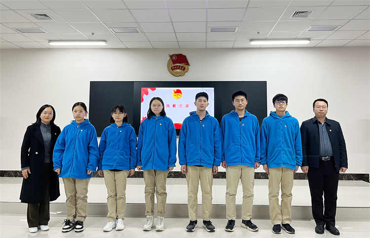 圖二：為新團員代表佩戴團徽.jpg