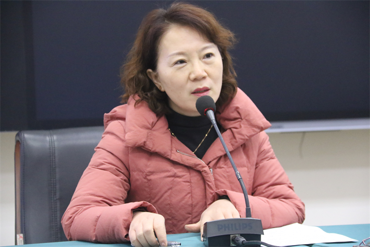 圖片2：校長助理、初中部教務(wù)處主任水宏偉強(qiáng)調(diào)要全面提高安全意識.JPG