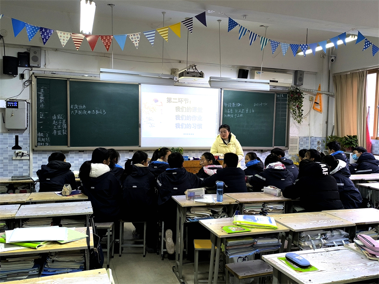 圖片4：導(dǎo)師對學(xué)生進(jìn)行指導(dǎo).jpg