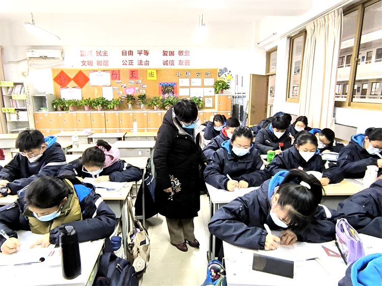 圖片6：導(dǎo)師指導(dǎo)學(xué)生填寫成長手冊.jpg