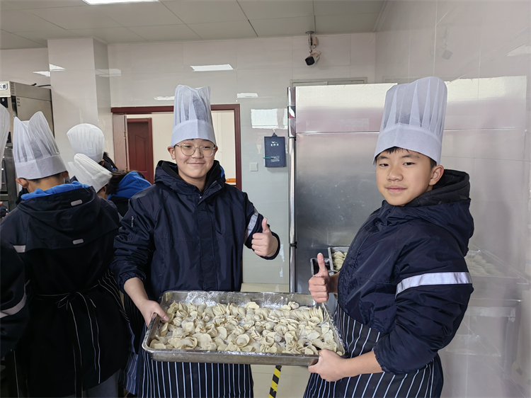 圖片3：學生們展示自己包好的餃子.jpg