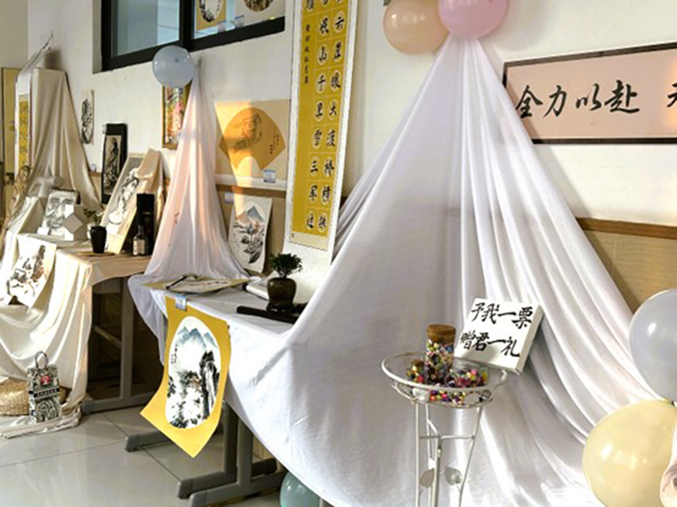 圖6 藝術(shù)氣息濃厚的八六班作品展.jpg