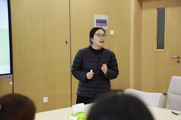 圖片2：鄭州市中小學(xué)教育心理健康教育專家?guī)斐蓡T、國際部心理健康老師牛朝霞主講.JPG