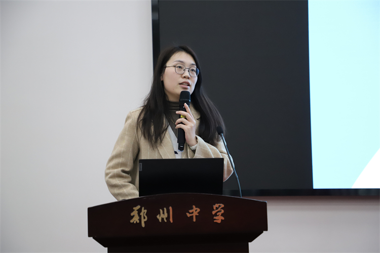 圖片1：國(guó)際部學(xué)生發(fā)展處副主任張文蘭作課程簡(jiǎn)要介紹.JPG