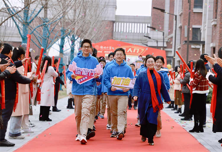 圖二：高三學子跨過成人門.jpg