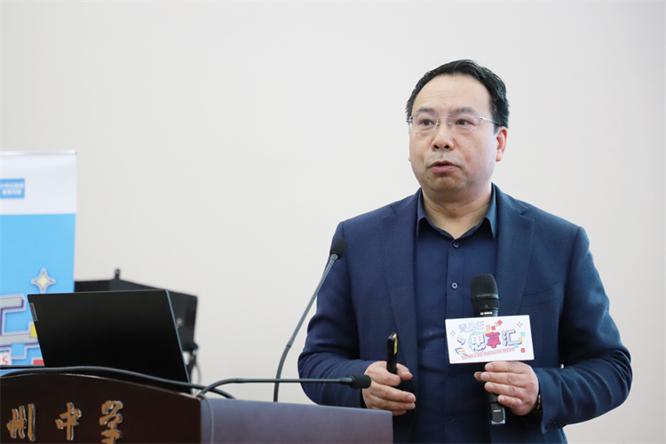 圖片3：鄭州大學生態(tài)與環(huán)境學院副院長徐洪斌教授進行科普講座.JPG