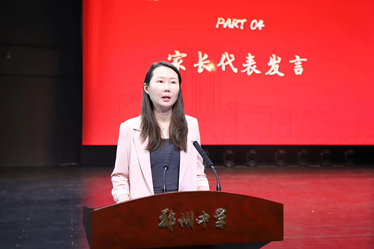 圖5：高三學生家長代表發(fā)言.jpg