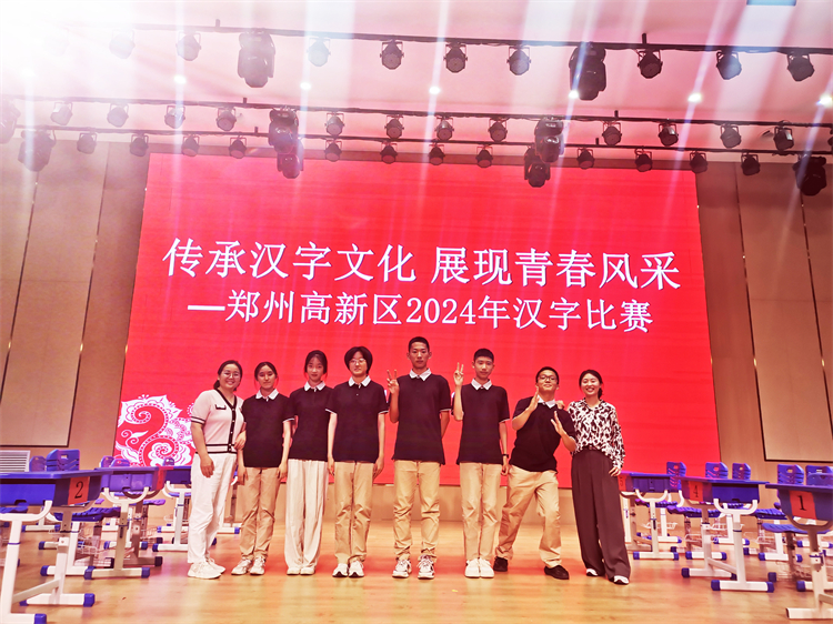 圖1：輔導教師與選手合影.jpg