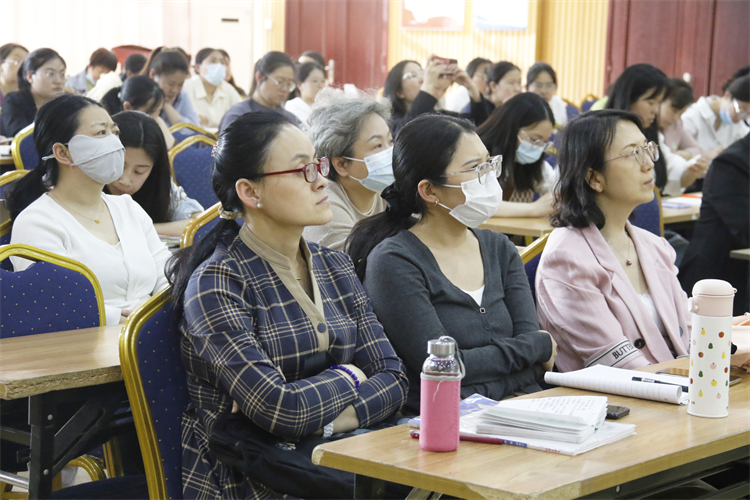 圖片2 學科主任、教研組長、備課組長認真聆聽專題講座.JPG