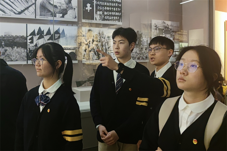 圖八：學(xué)生代表參觀中原英烈紀(jì)念館.jpg
