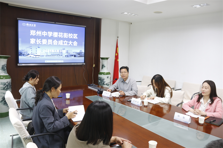圖片2：櫻花街校區(qū)學(xué)生發(fā)展與服務(wù)中心副主任張迎賓主持會(huì)議.JPG