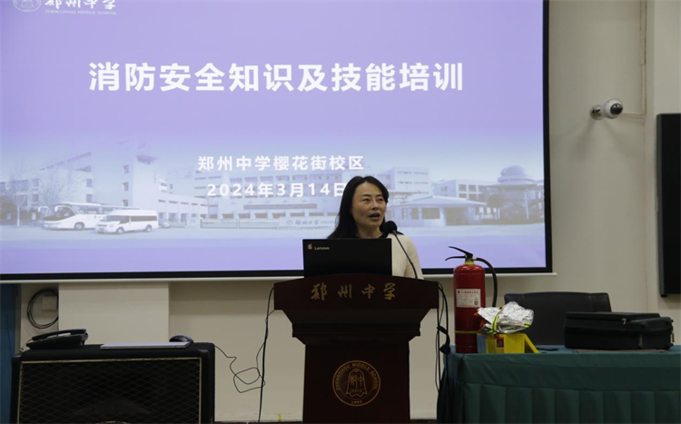3.鄭州中學(xué)黨委委員、副校長(zhǎng)韓穎發(fā)表講話.jpg