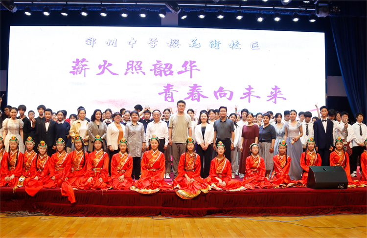 圖片12：學校領(lǐng)導和全體演職人員合影留念.JPG