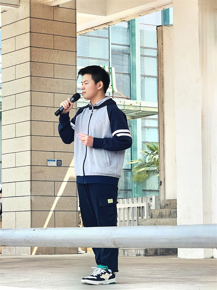 圖片7：學(xué)生代表進(jìn)行國(guó)旗下演講.jpg