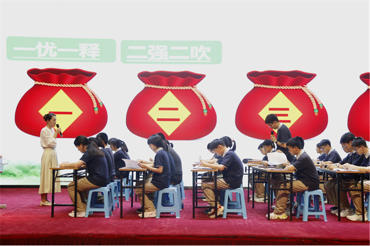 圖片2：鄭州市五十八中學(xué)的郭藝偉老師帶來的《寓言四則》課例展示.png