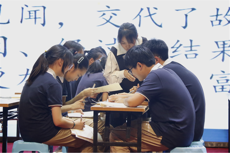 圖片3：鄭州市鄭州冠軍中學(xué)邢倩倩老師帶來的《唐詩三首》聯(lián)讀課例展示.png