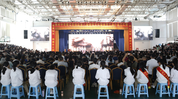 圖片12：體育館內(nèi)，學(xué)生和家長欣賞舞臺(tái)類課程展演.JPG