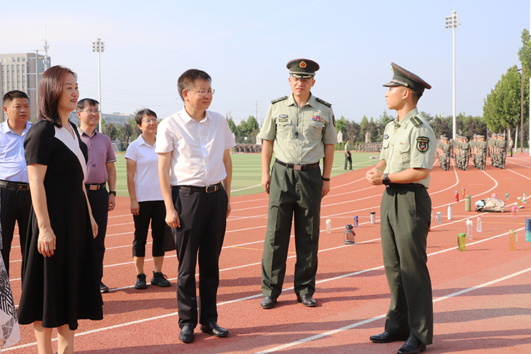 圖片5 校領導關心新生軍訓情況.JPG
