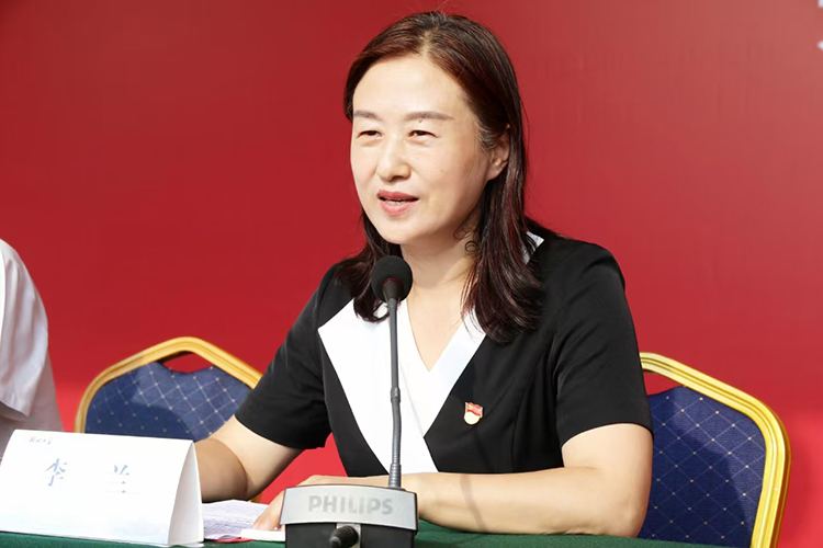 圖片3 ：鄭州中學(xué)黨委副書記、校長(zhǎng)李蘭主持開學(xué)典禮.jpg