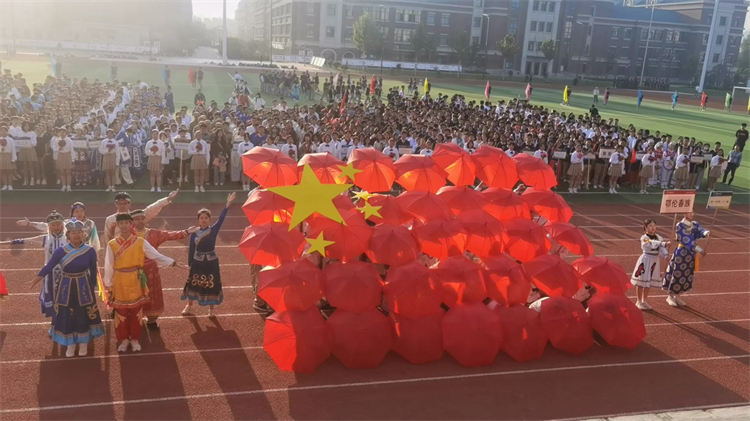 圖片3運動會開幕式學(xué)生拼成一面國旗.jpg