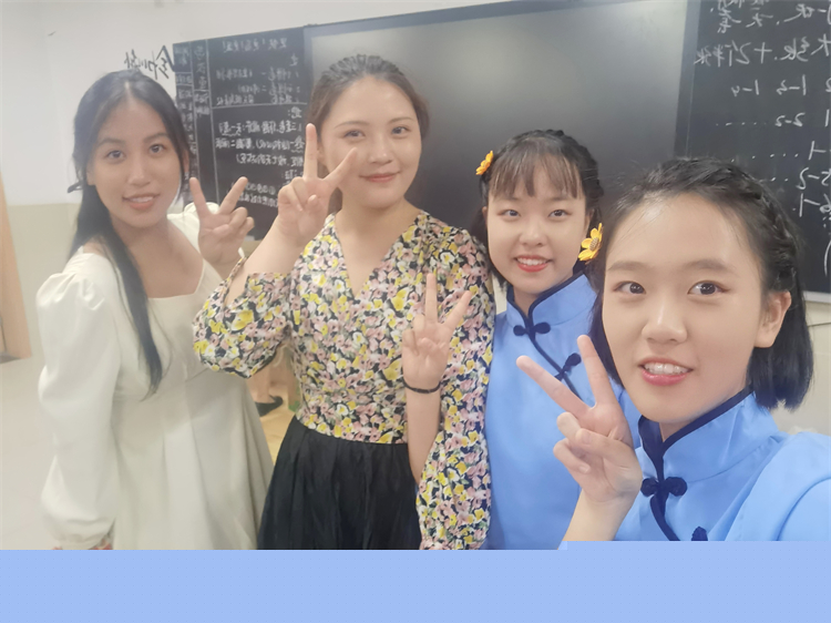 圖片4曹老師和學(xué)生合影.jpg