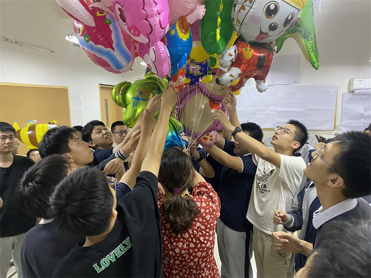 圖片5六一兒童節(jié)曹老師給班級學(xué)生準(zhǔn)備驚喜.jpg