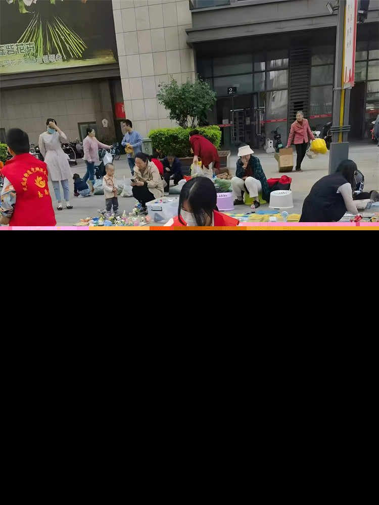 圖片2.同學(xué)們化身社區(qū)愛(ài)心服務(wù)員.jpg