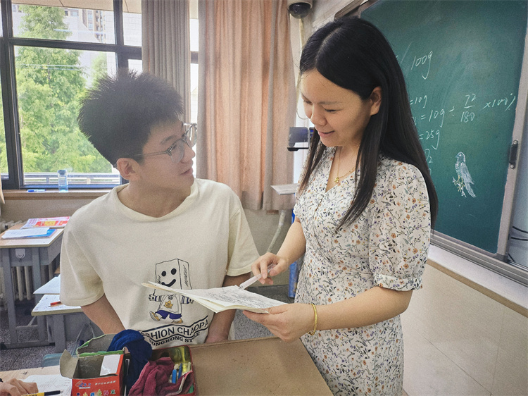 圖片8：用心呵護，教書育人.jpg