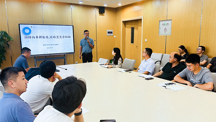 圖片三：紅梅街校區(qū)學生發(fā)展與服務中心副主任殷成斌發(fā)言.jpg