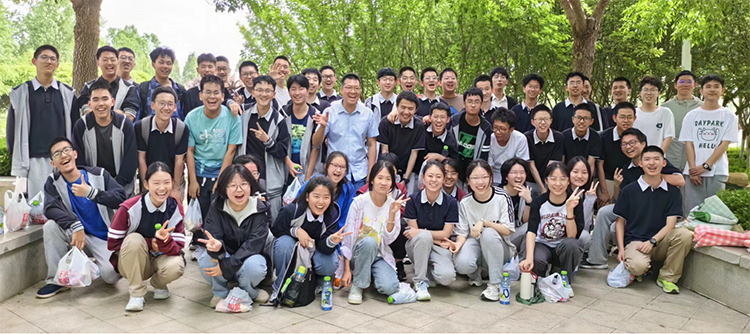 圖片1：閆老師與學生們在一起.png